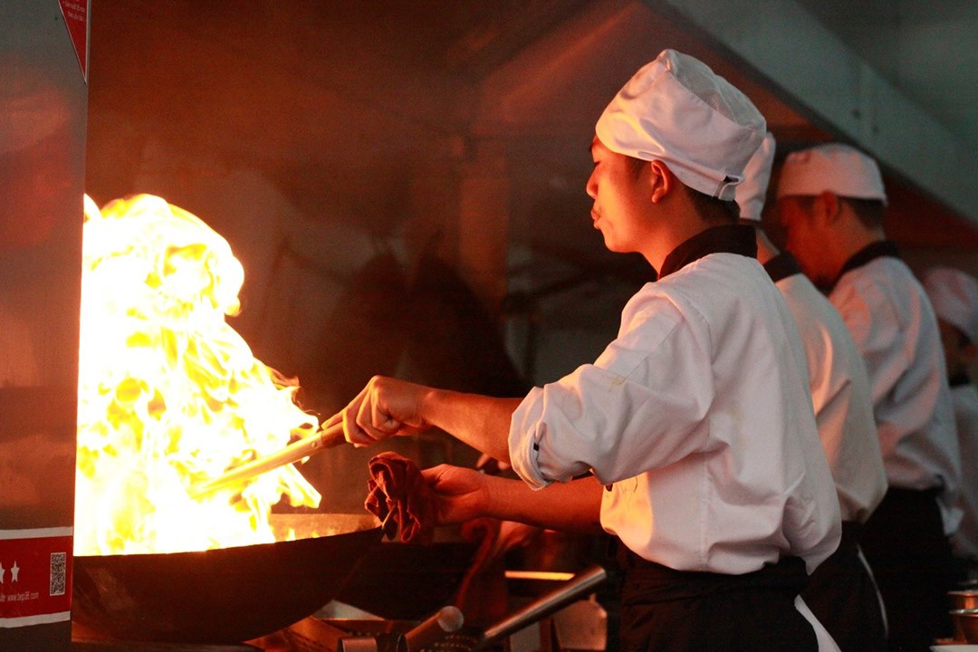 Đầu bếp trưởng cơ sở 1 của Trâu Ngon Quán (Từ Sơn, Bắc Ninh) đang trổ tài nấu ăn