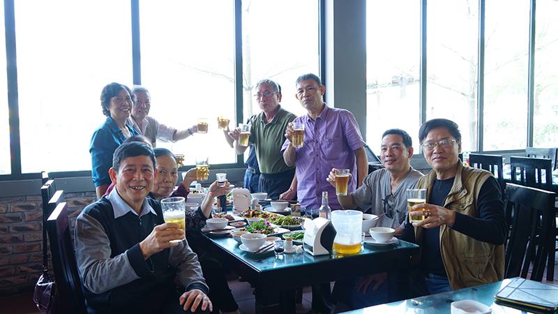 Khách hàng Nguyễn Văn Cường hàng đầu (bên phải) cùng bạn bè hào hứng uống bia tại Trâu Ngon Quán