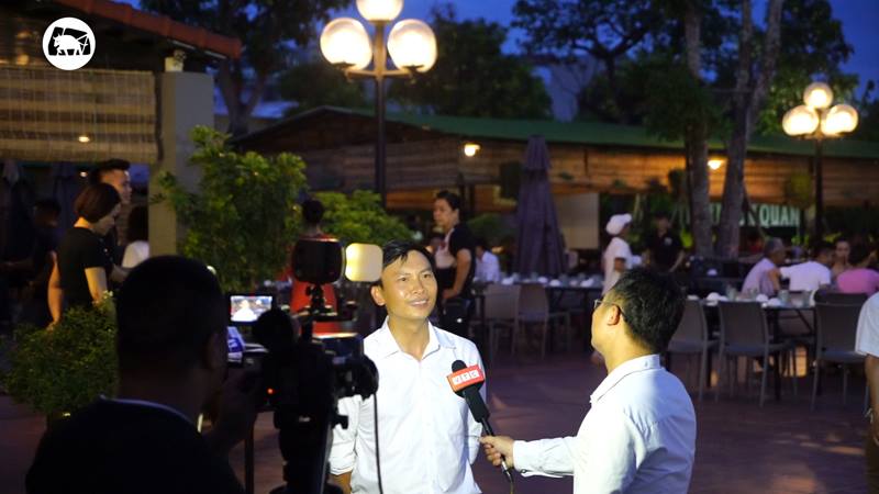 Phóng viên VTC đang phỏng vấn trực tiếp 1 khách hàng tại Trâu Ngon Quán