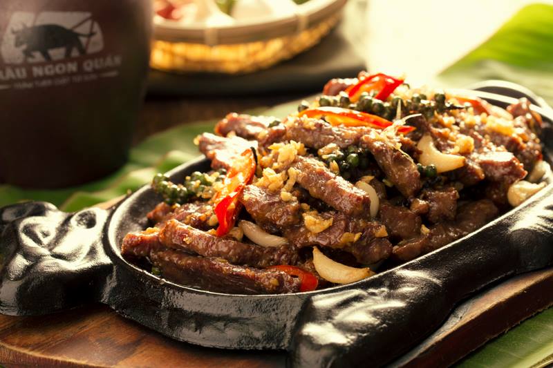 Trâu cháy tiêu xanh là một món ăn “bản hiệu” của nhà hàng Trâu Ngon Quán