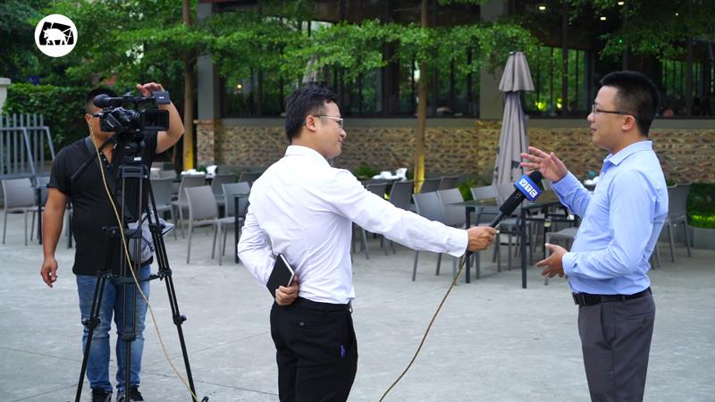 Cảnh tác nghiệp của đoàn làm phim Đài truyền hình VTC tại nhà hàng Trâu Ngon Quán