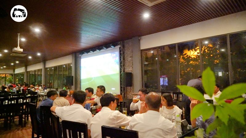 Thực khách đến Trâu Ngon Quán sẽ có cơ hội theo dõi những trận cầu đỉnh cao với màn hình HD cực lớn, thưởng thức bia cùng đồ nhắm chất lượng và sống trong không khí bóng đá cuồng nhiệt tại Nhà hàng Trâu Ngon Quán.