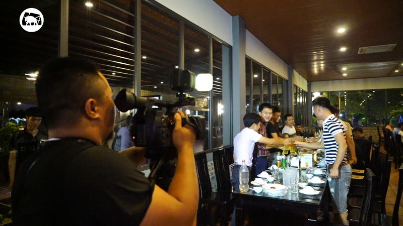 Cảnh tác nghiệp của đoàn làm phim Đài truyền hình VTC tại nhà hàng Trâu Ngon Quán