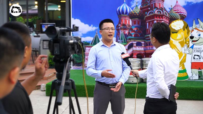Phóng viên VTC đang phỏng vấn anh Hà Sỹ Phúc - PGD của nhà hàng Trâu Ngon Quán