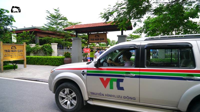 Xe ô tô của Đài truyền hình VTC đậu trước cổng chính nhà hàng Trâu Ngon Quán