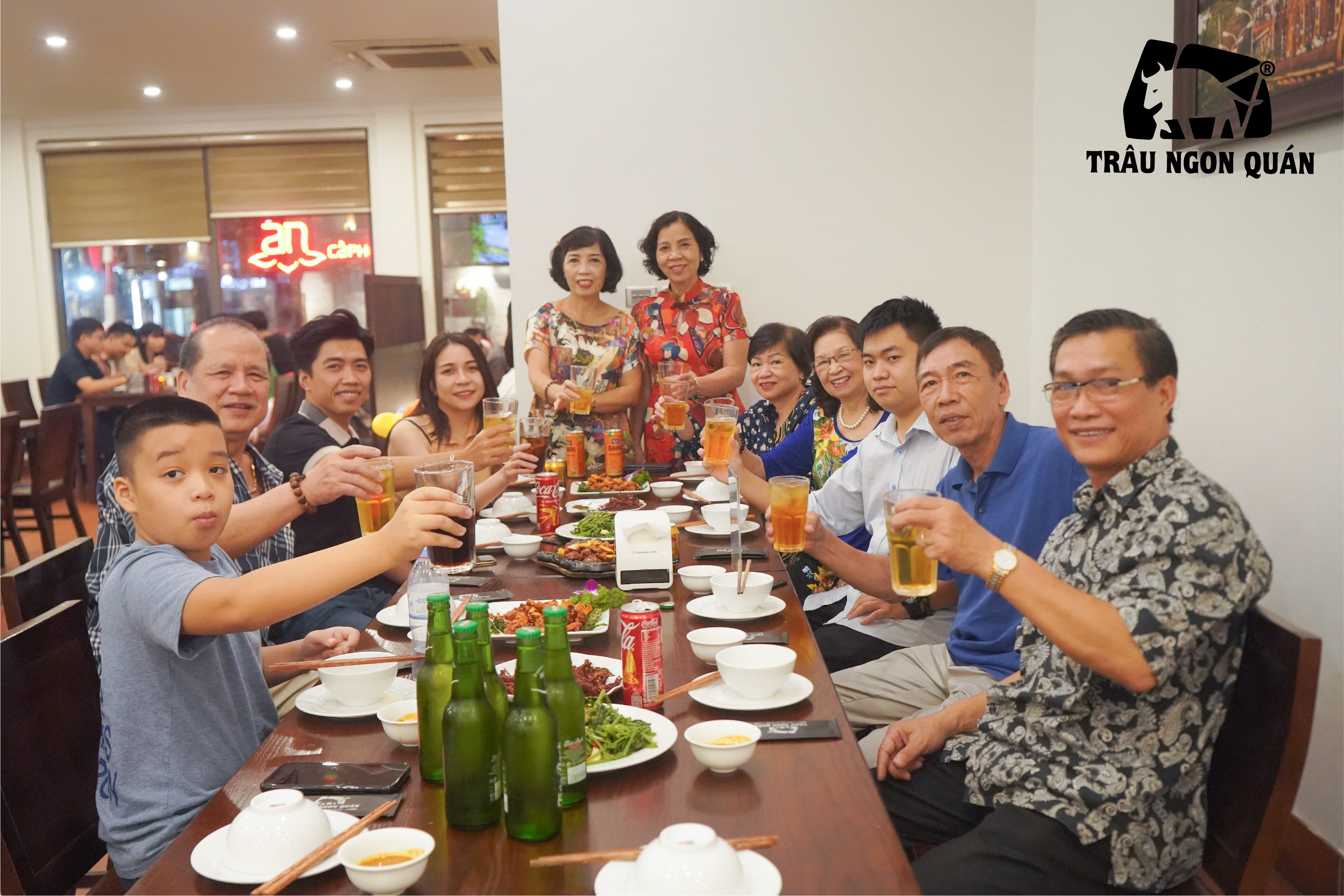 Hình ảnh đại gia đình đoàn kết đón tết tại Trâu Ngon Quán