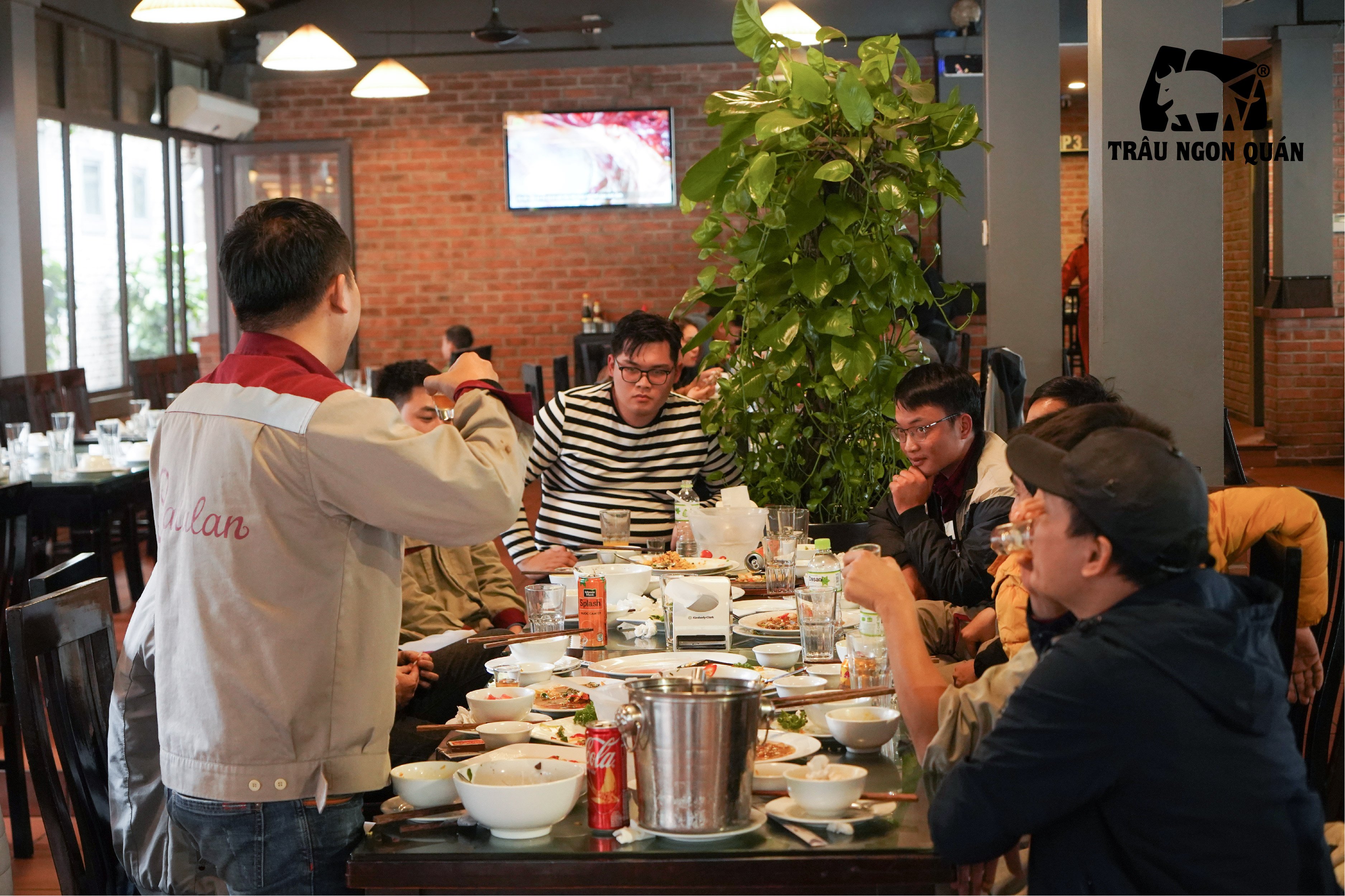 Không khí liên hoan sôi động tại Trâu Ngon Quán 