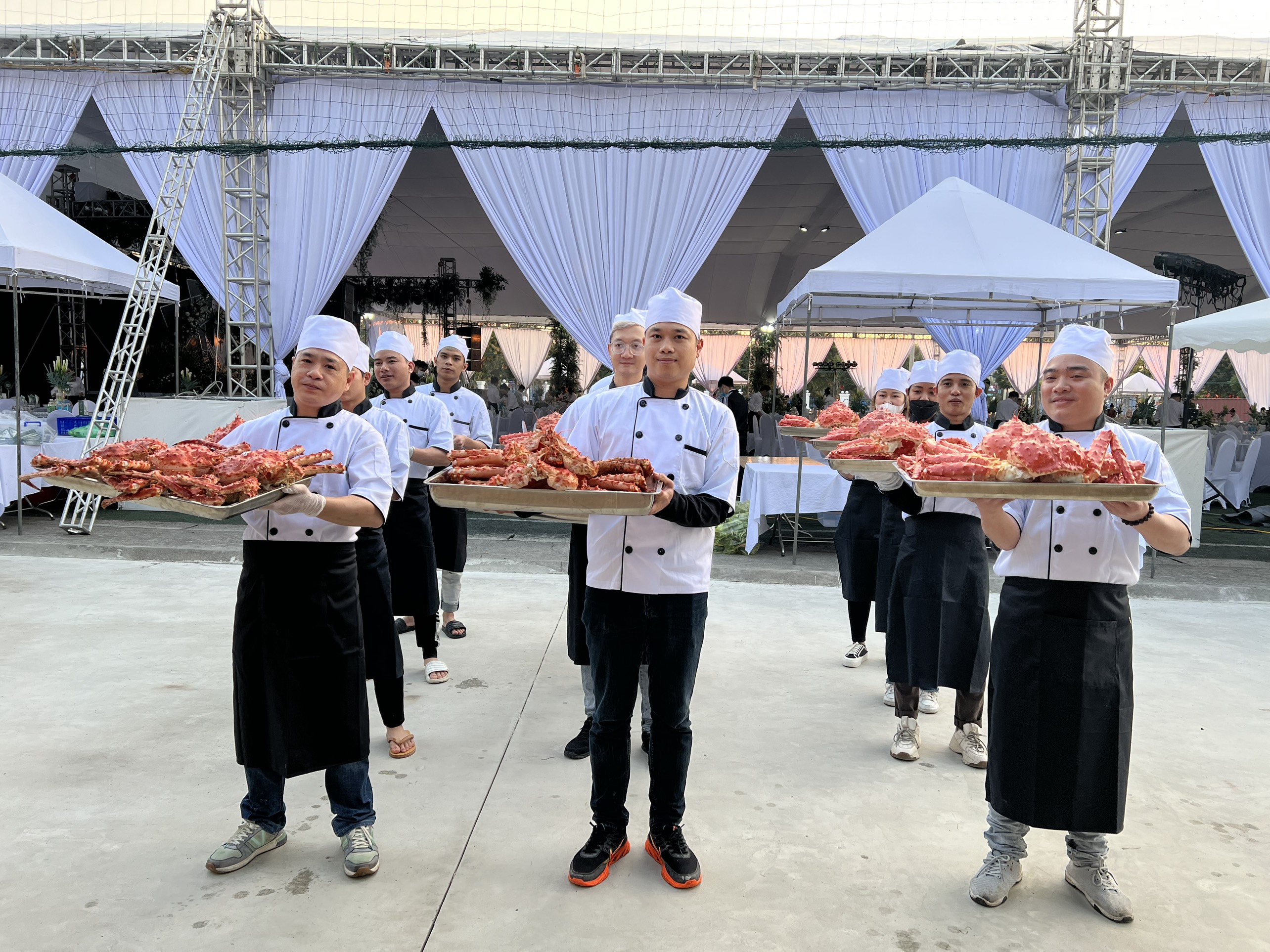 Hơn một trăm con cua hoàng đế đã sẵn sàng cho bữa tiệc