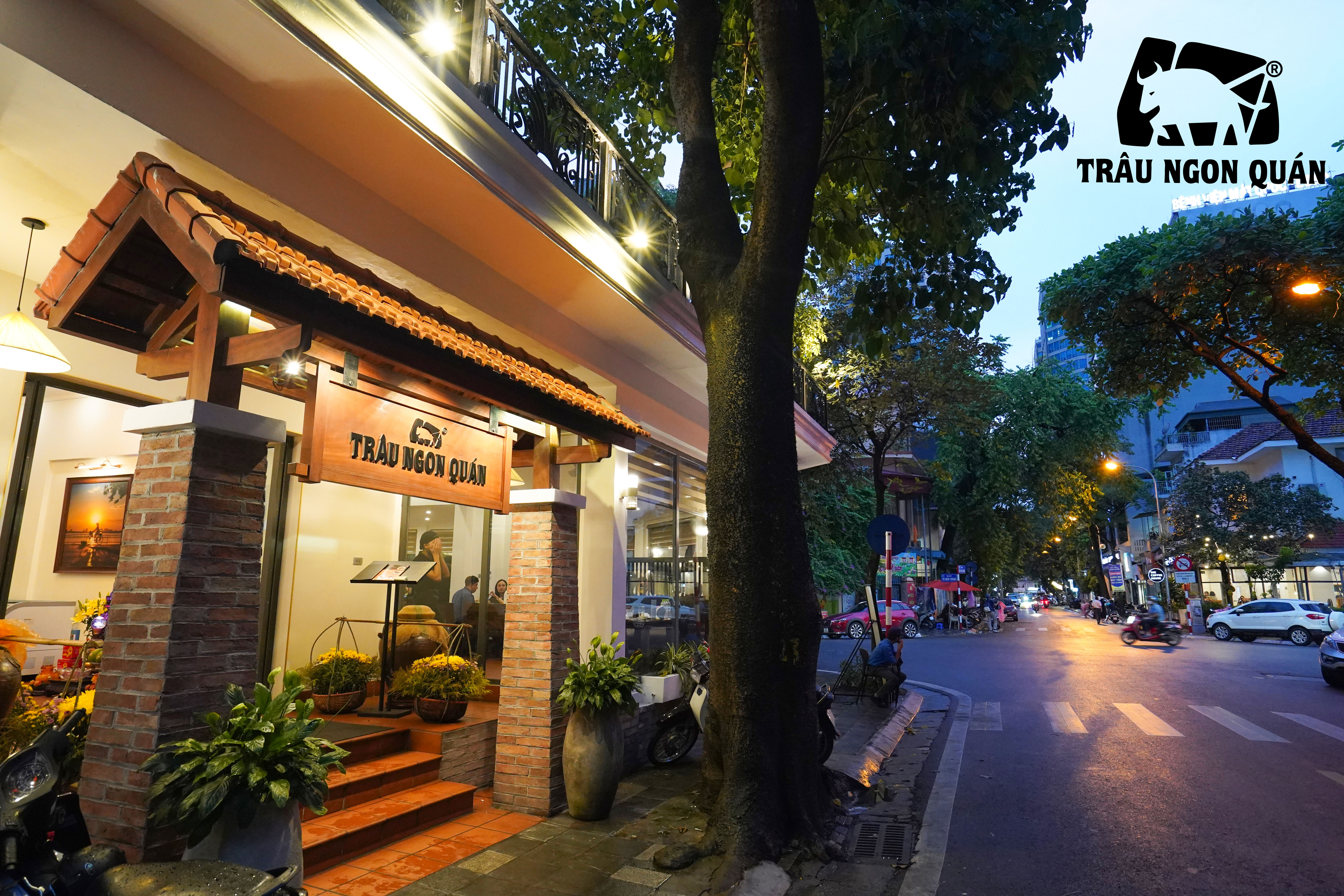 Cổng Trâu Ngon Quán Bùi Thị Xuân lung linh khi ánh đèn lên Cổng Trâu Ngon Quán Bùi Thị Xuân lung linh khi ánh đèn lên