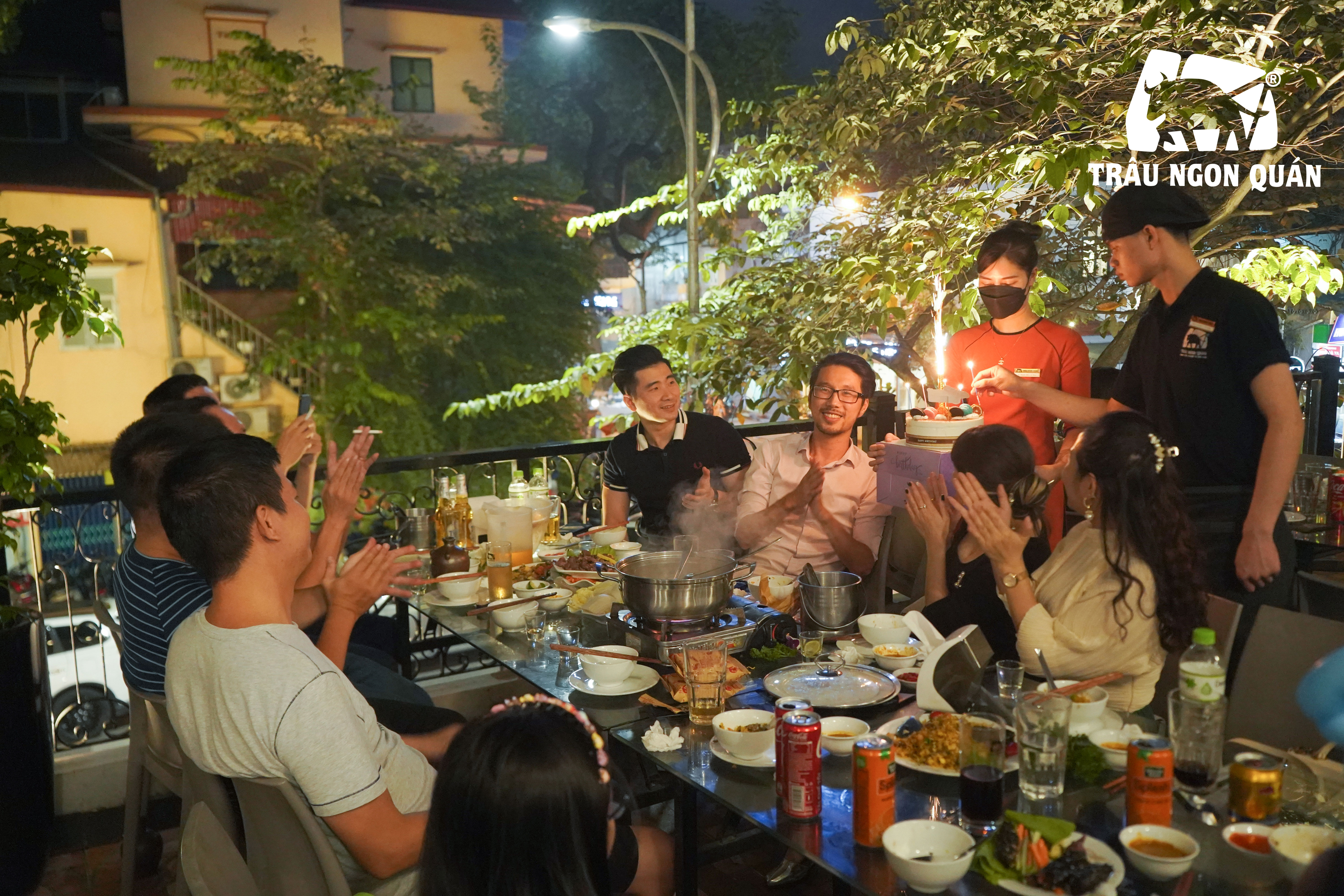 Khách hàng tổ chức tiệc sinh nhật tại trâu Ngon Quán Bùi Thị Xuân