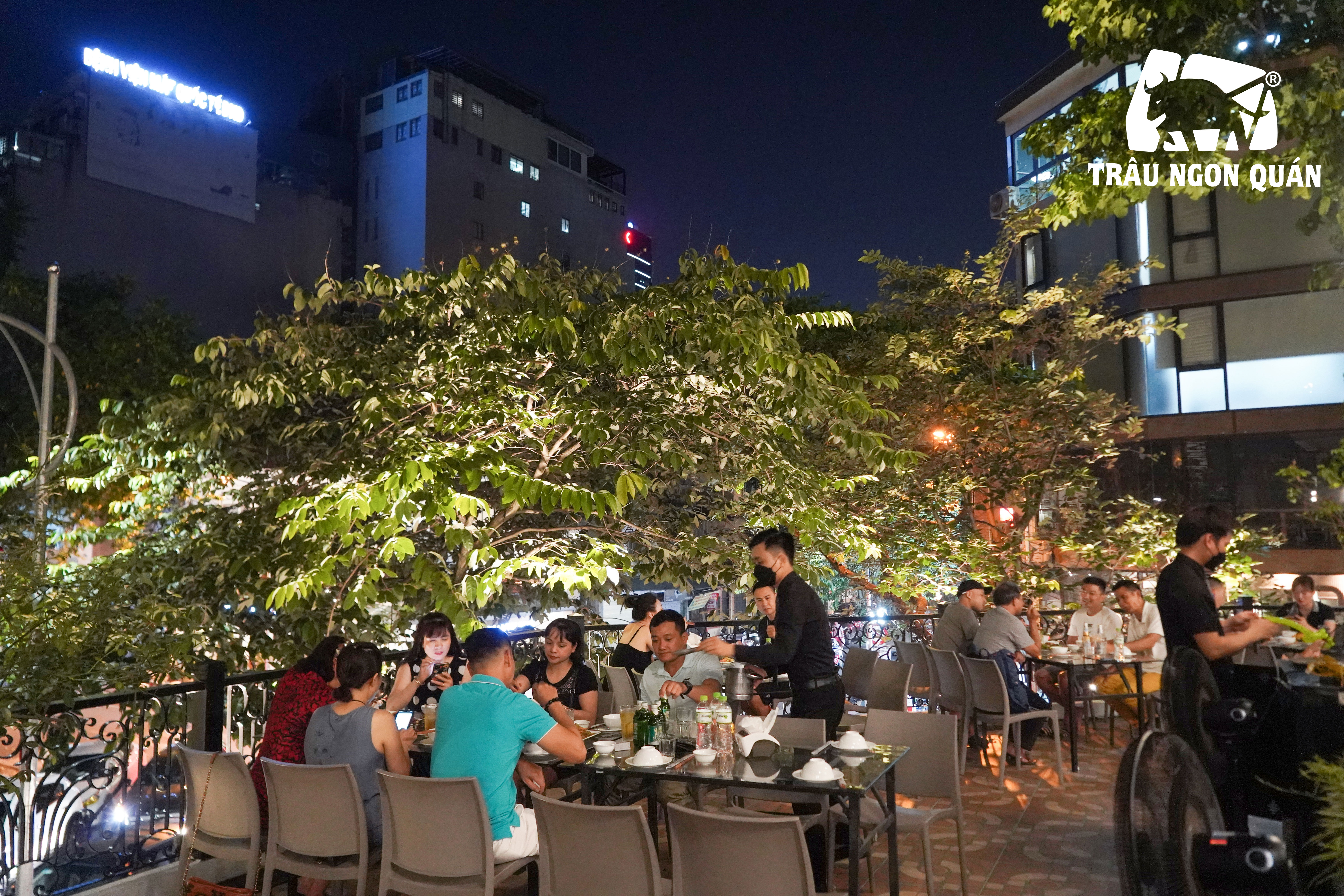 Không gian ban công lãng mạng tại Trâu Ngon Quán Bùi Thị Xuân Không gian ban công lãng mạng tại Trâu Ngon Quán Bùi Thị Xuân